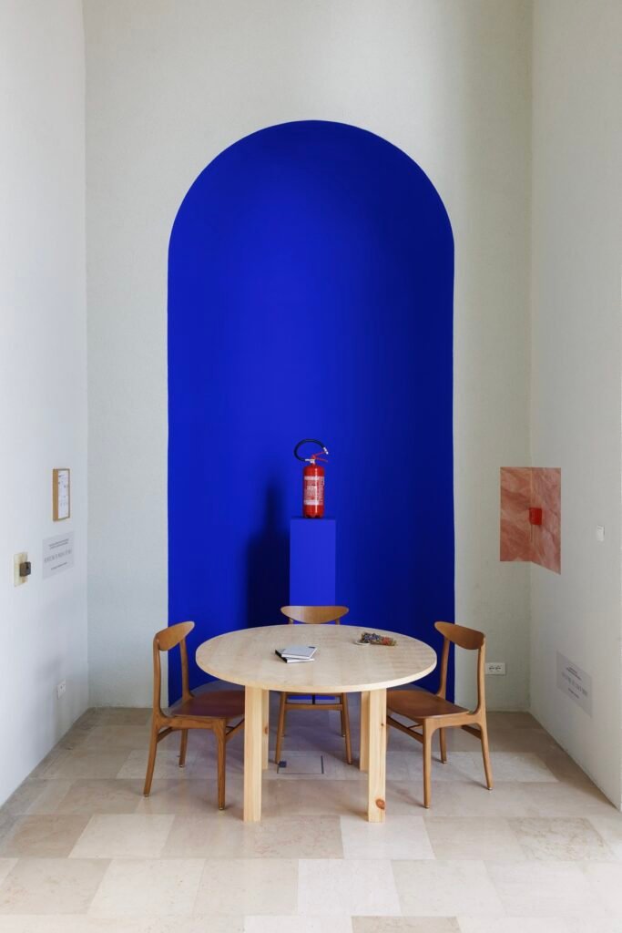 Namų dievai šiuolaikinėje architektūroje: ką saugome, kai kuriame saugumą? 4 Lares and Penates installation view photo Jacopo Salvi Zacheta archive 4