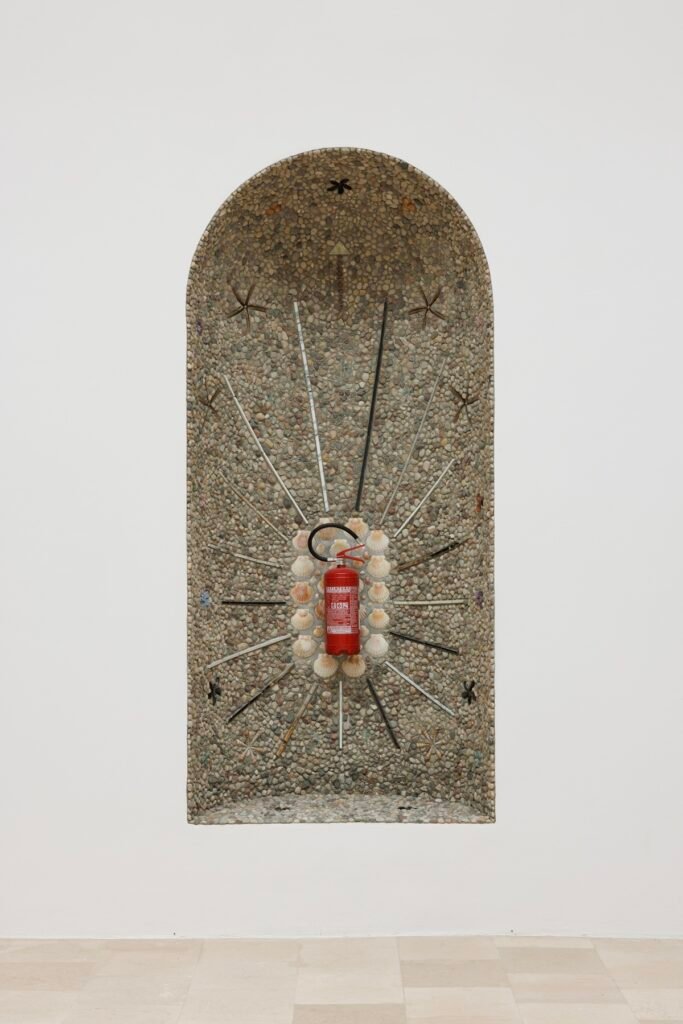 Namų dievai šiuolaikinėje architektūroje: ką saugome, kai kuriame saugumą? 5 Lares and Penates installation view photo Jacopo Salvi Zacheta archive 5