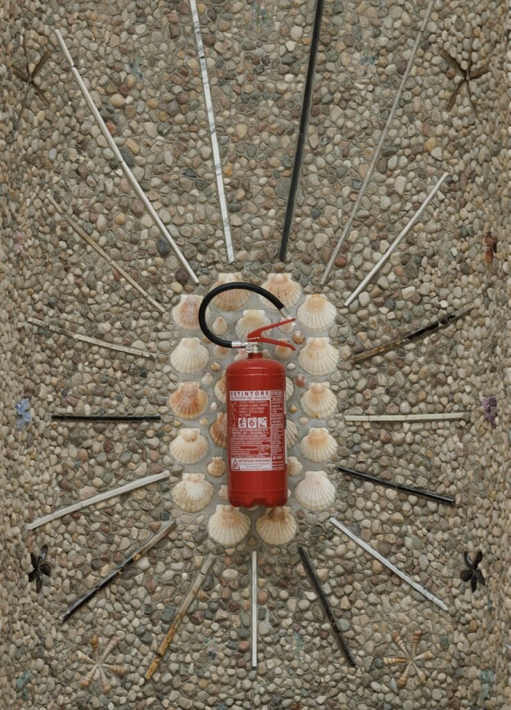 Namų dievai šiuolaikinėje architektūroje: ką saugome, kai kuriame saugumą? 6 Lares and Penates installation view photo Jacopo Salvi Zacheta archive 6