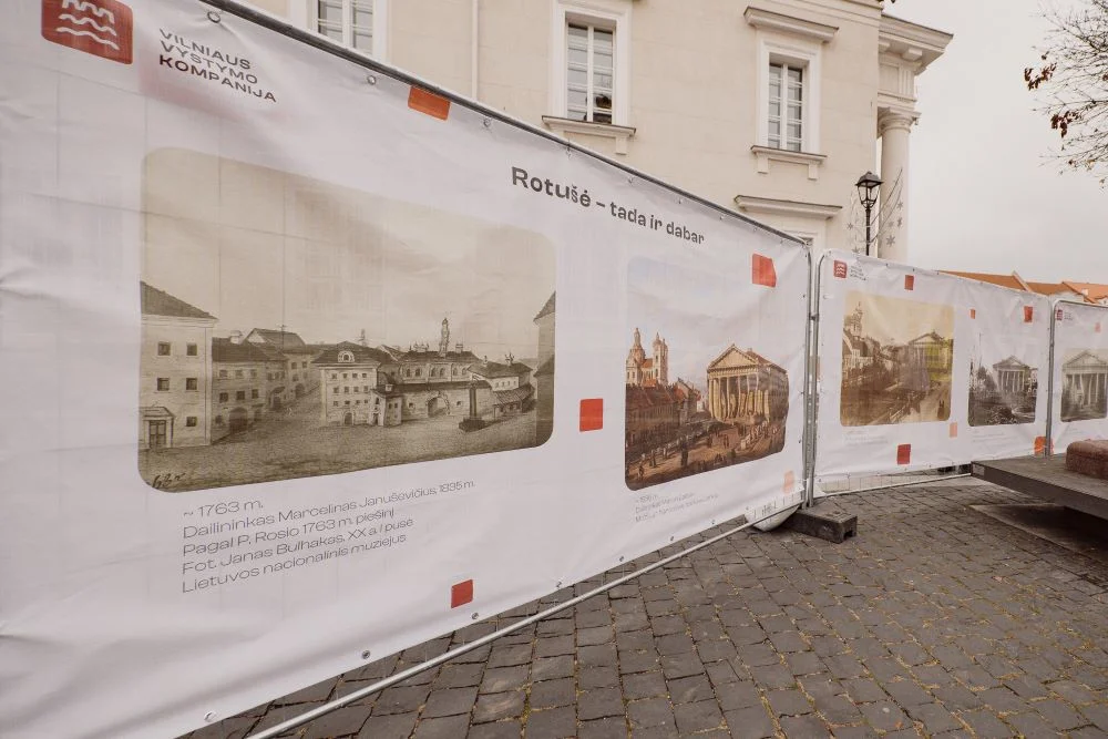 Pradėta remontuoti Vilniaus rotušė: ant aptvėrimų – rotušės raida bėgant amžiams 4 Mazoji paroda ant rotuses tentu 2