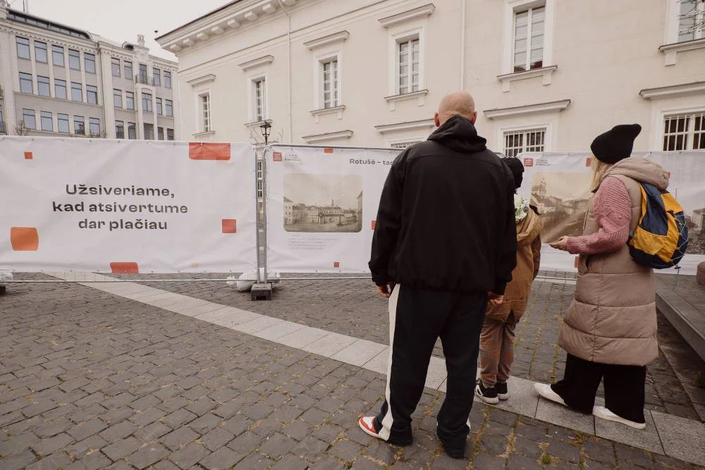 Pradėta remontuoti Vilniaus rotušė: ant aptvėrimų – rotušės raida bėgant amžiams 3 Mazoji paroda ant rotuses tentu 4