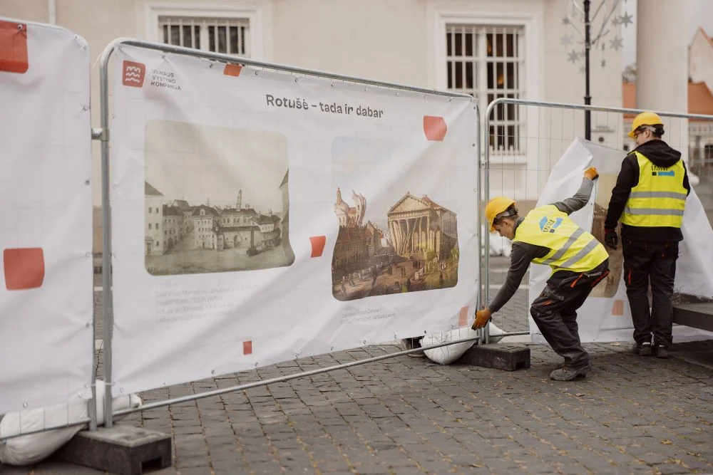 Pradėta remontuoti Vilniaus rotušė: ant aptvėrimų – rotušės raida bėgant amžiams 2 Mazoji paroda ant rotuses tentu