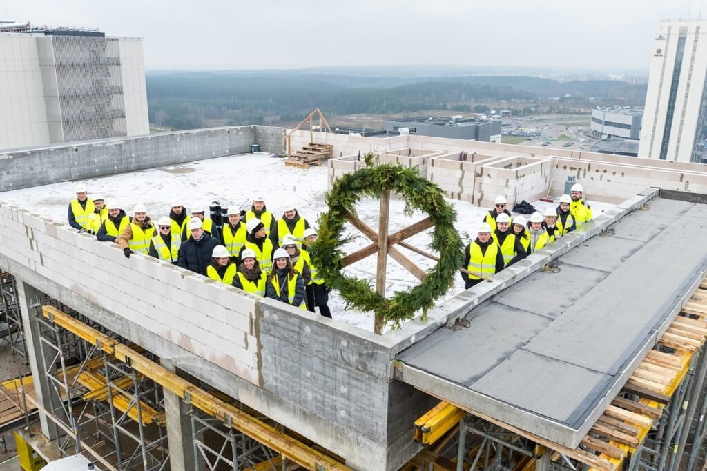 Virš aukščiausio šiuo metu Vilniuje statomo daugiabučio iškeltas pabaigtuvių vainikas 2 PBG 1290 DJI 0493 ohmyadas.com