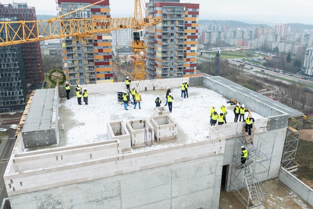 Virš aukščiausio šiuo metu Vilniuje statomo daugiabučio iškeltas pabaigtuvių vainikas 3 PBG 1290 DJI 0503 ohmyadas.com