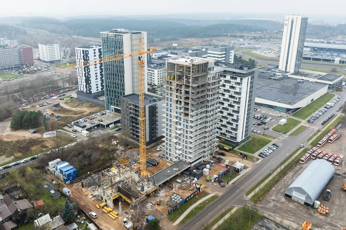 Virš aukščiausio šiuo metu Vilniuje statomo daugiabučio iškeltas pabaigtuvių vainikas 2 Vilniuje Viršuliškių daugiabutis