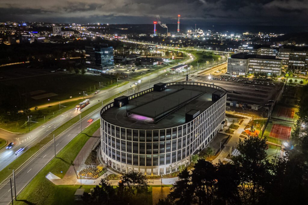 Vilniuje – nauja vieta sportuojantiems: verslo parke „Business Garden“ įsikūrė Sostinės sporto centras 5 5 multifunkcinis pastatas