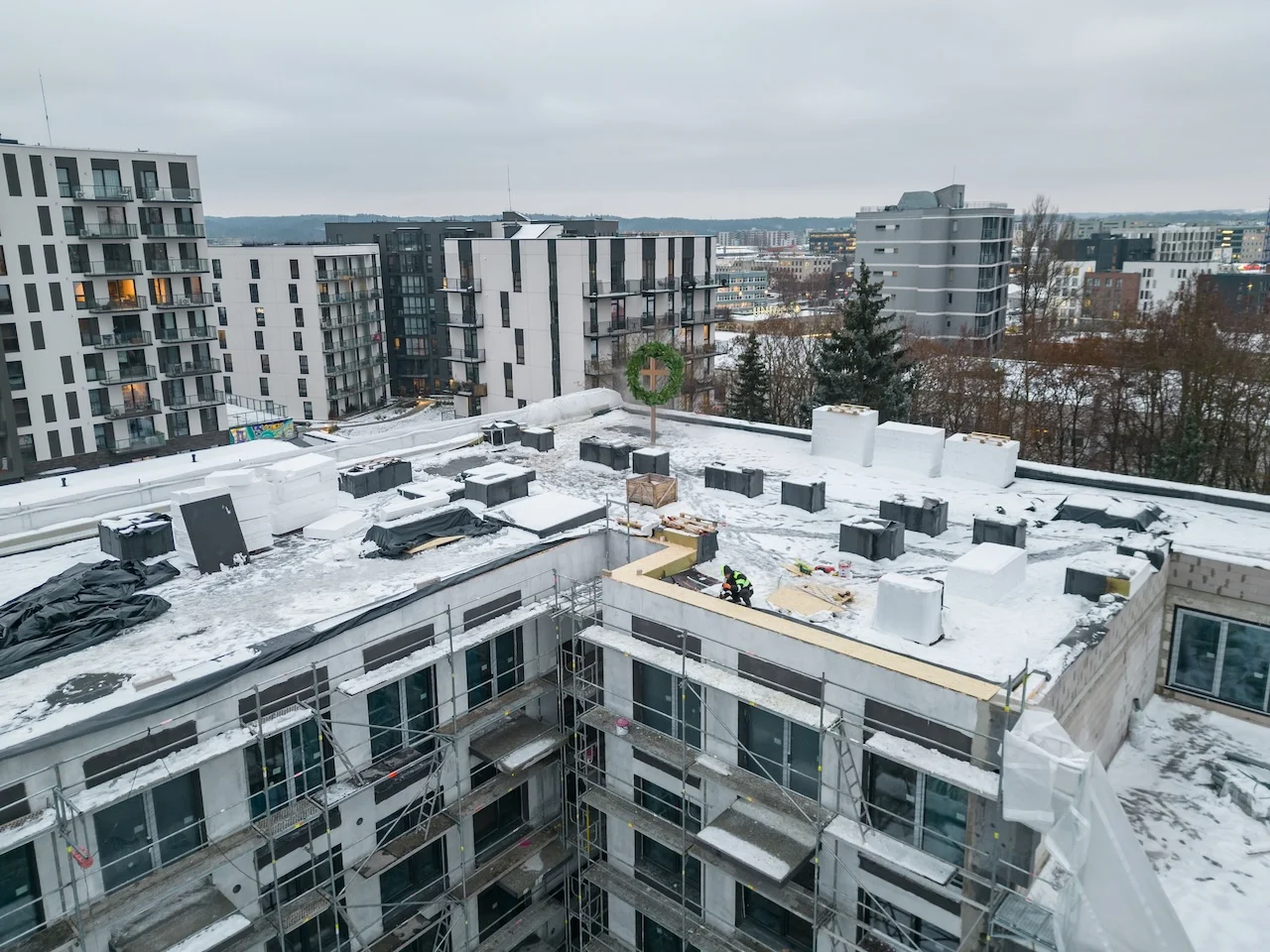 Virš Žirmūnuose statomo pirmo tokio Lietuvoje daugiabučių komplekso iškeltas pabaigtuvių vainikas 15 Žirmūnuose vainikas