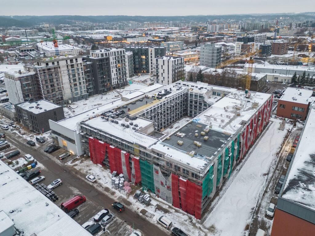 Virš Žirmūnuose statomo pirmo tokio Lietuvoje daugiabučių komplekso iškeltas pabaigtuvių vainikas 2 DJI 0339vainikas