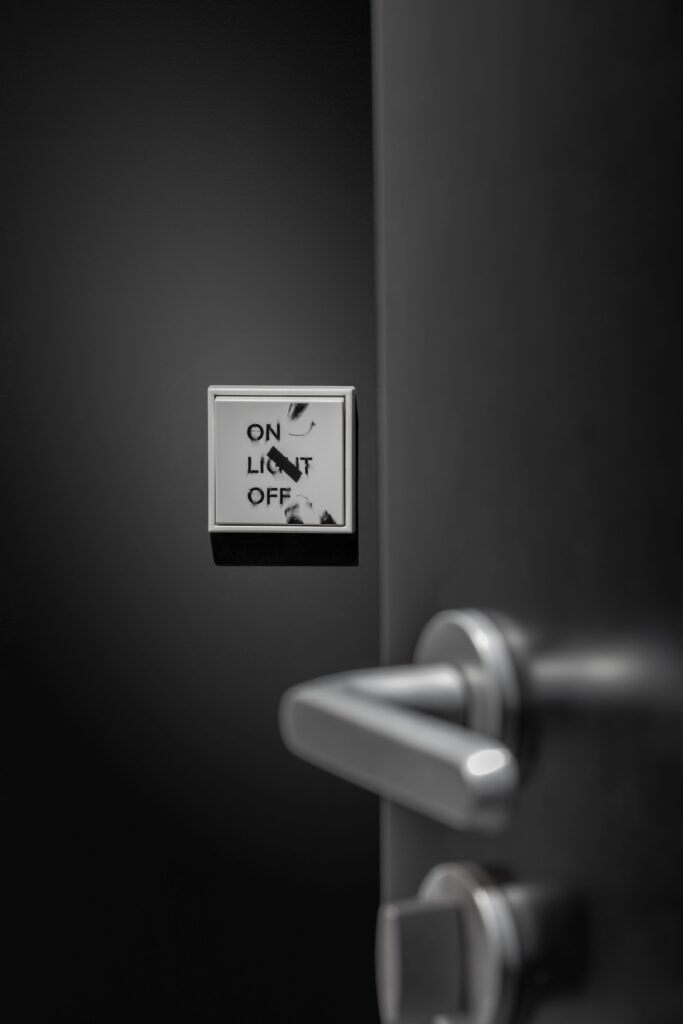 Grafiniais piesiniais ir uzrasais issiskirianti kolekcija ©JUNG Henrik Schipper