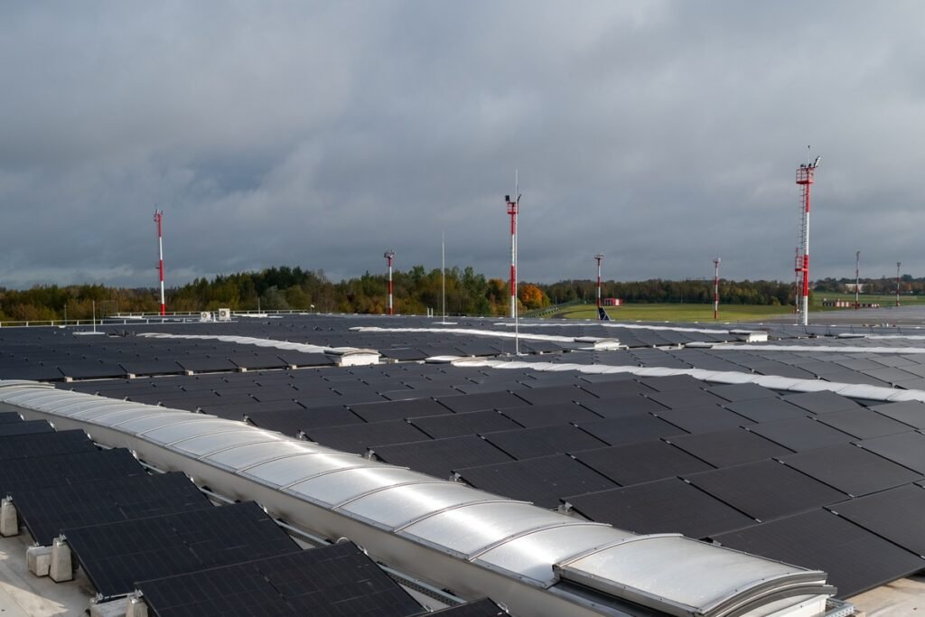 Naujasis Vilniaus oro uosto M. K. Čiurlionio išvykimo terminalo stogas tapo galinga saulės elektrine 4 Oro uostas 24