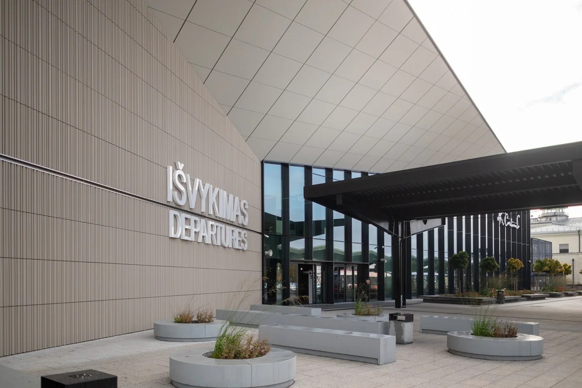 Naujasis Vilniaus oro uosto M. K. Čiurlionio išvykimo terminalo stogas tapo galinga saulės elektrine 6 Vilniaus oro uostas