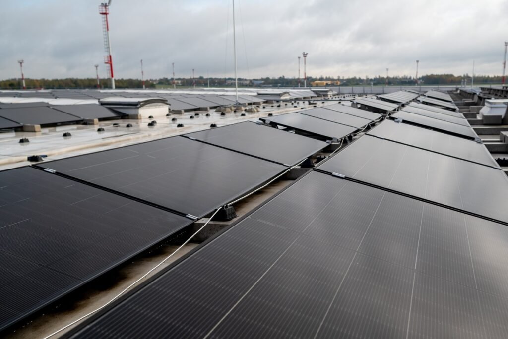 Naujasis Vilniaus oro uosto M. K. Čiurlionio išvykimo terminalo stogas tapo galinga saulės elektrine 2 Oro uostas 5