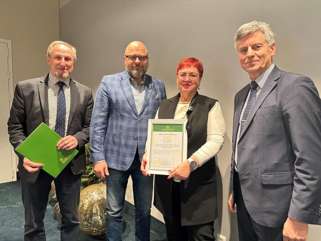 Nuo formalaus instruktavimo – prie akredituotų DSS mokymų statybose 7 Pazymejimu iteikimas 2025 12 11 7