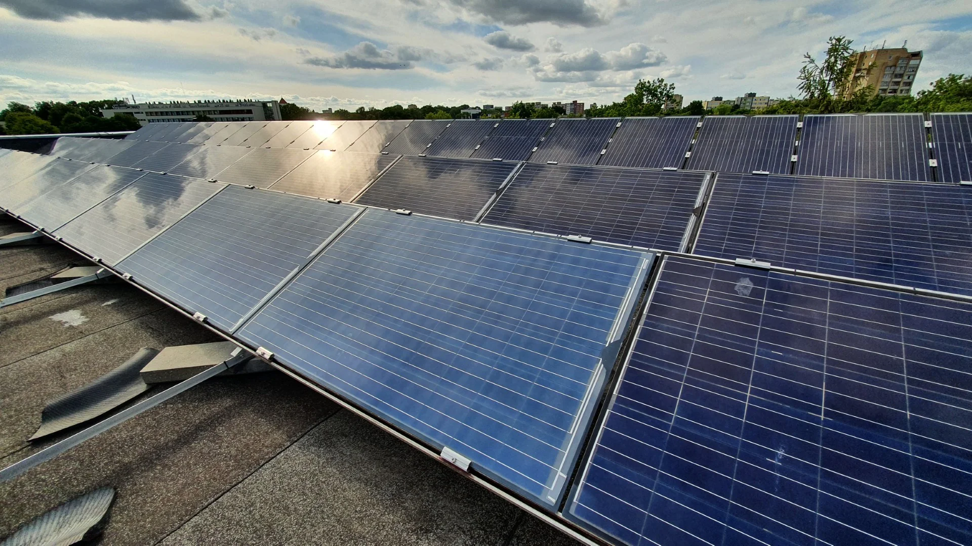 Danga su „lotoso efektu“: KTU mokslininkai kuria saulės elementų efektyvumą didinančius sprendimus 11 Saulės BAterijos