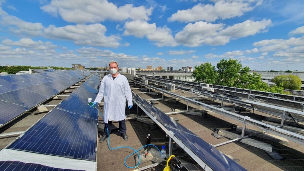 Danga su „lotoso efektu“: KTU mokslininkai kuria saulės elementų efektyvumą didinančius sprendimus 3 Simas Rackauskas sukurta danga dengia saules baterijas ant KTU EEF stogo 20220725 151812