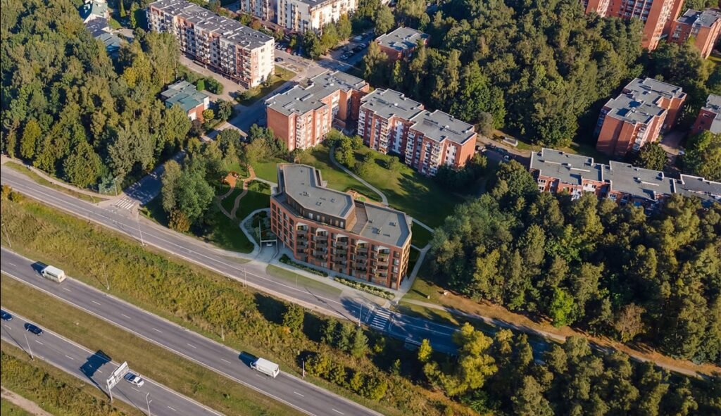 „Lithome“ tobulina projektą „Rugių 30“: daugiau parkavimo, dėmesys žmonėms, žalumai ir bendruomenei 3 eskizinis montazas i google maps copy