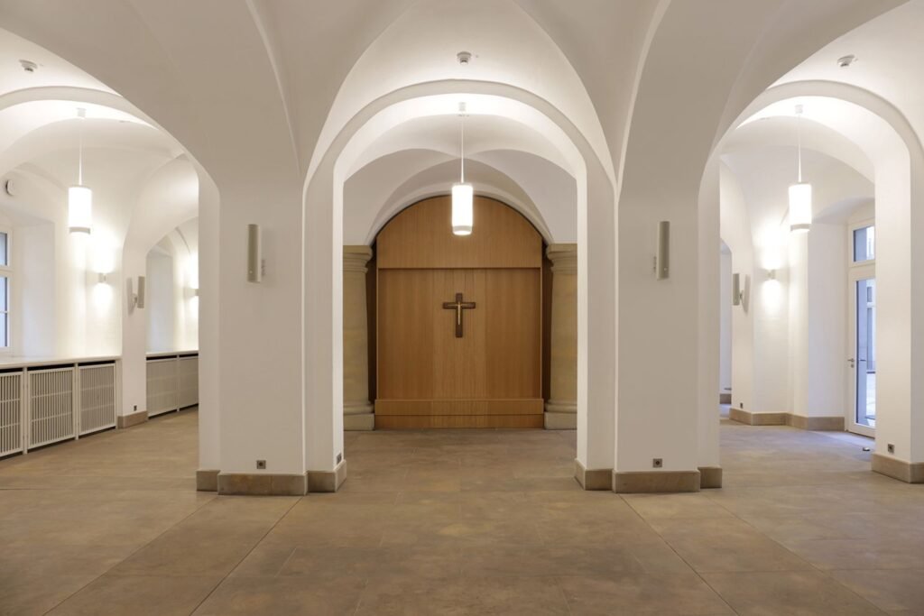 Renovuoto interjero akcentas – spalvinga JUNG detalė ant sienos 3 © Architecture ALEXANDER POETZSCH Fotowerbung Photo MM Video