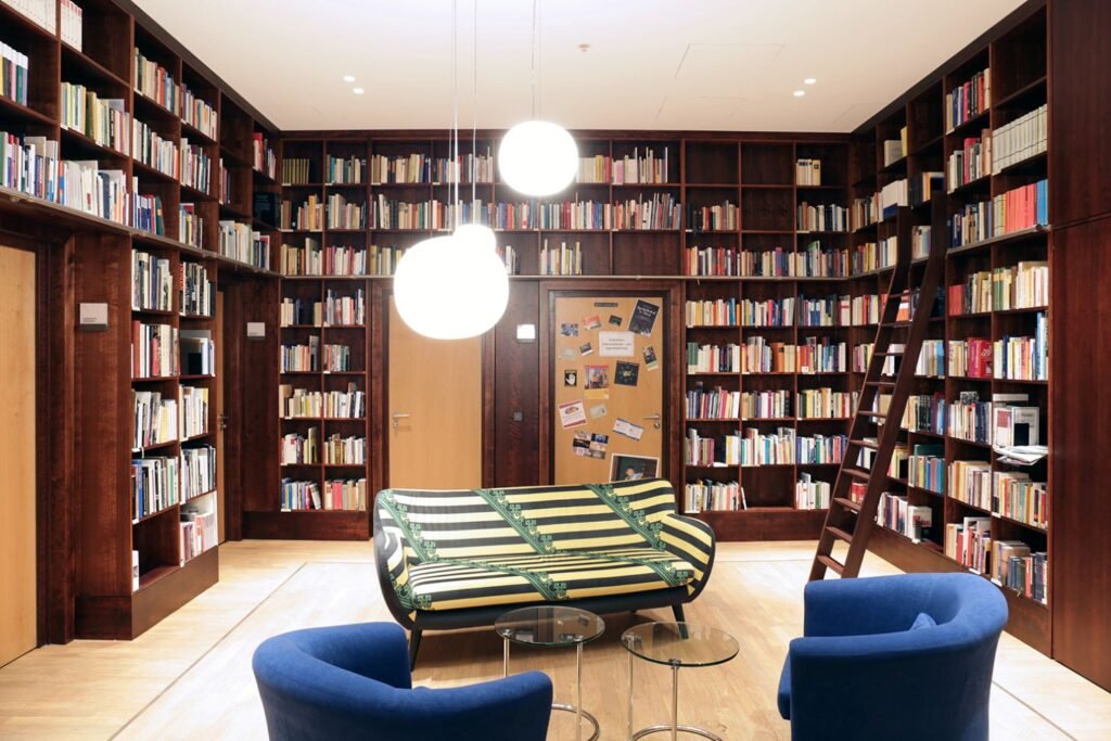 Renovuoto interjero akcentas – spalvinga JUNG detalė ant sienos 2 © Architecture ALEXANDER POETZSCH Fotowerbung foto MM Video