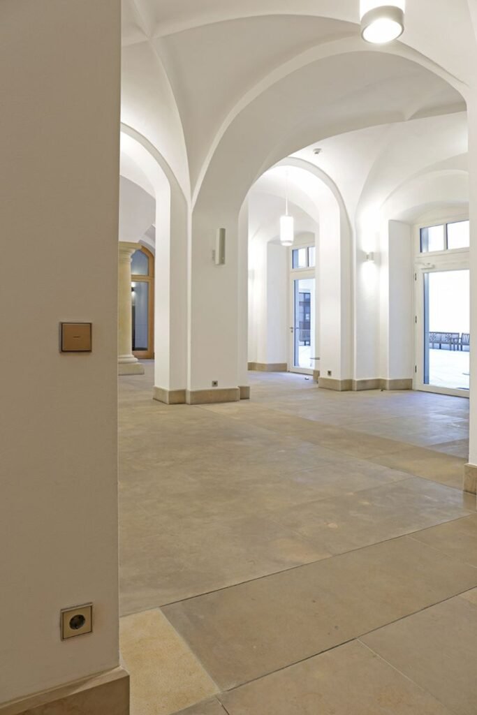 Renovuoto interjero akcentas – spalvinga JUNG detalė ant sienos 4 © Architecture ALEXANDER POETZSCH Photo MM Video Fotowerbung