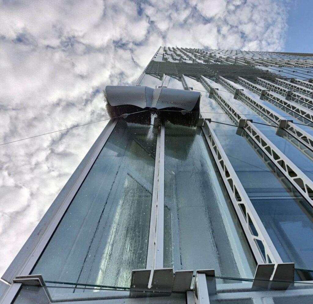 Moduliniai fasadų valymo robotai gali pakeisti įprastą valymo praktiką 5 Facade Maintenance System in Action on High Rise Building Kite Robotics