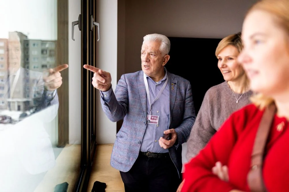 Vilnius – pirmasis Baltijos šalyse: BREEAM sertifikatai pirmą kartą suteikti viešojo sektoriaus mokyklai ir darželiui 3 Pilaites gimnazijos direktorius Mindaugas Briedis ir VVK vadove Laura Joffe