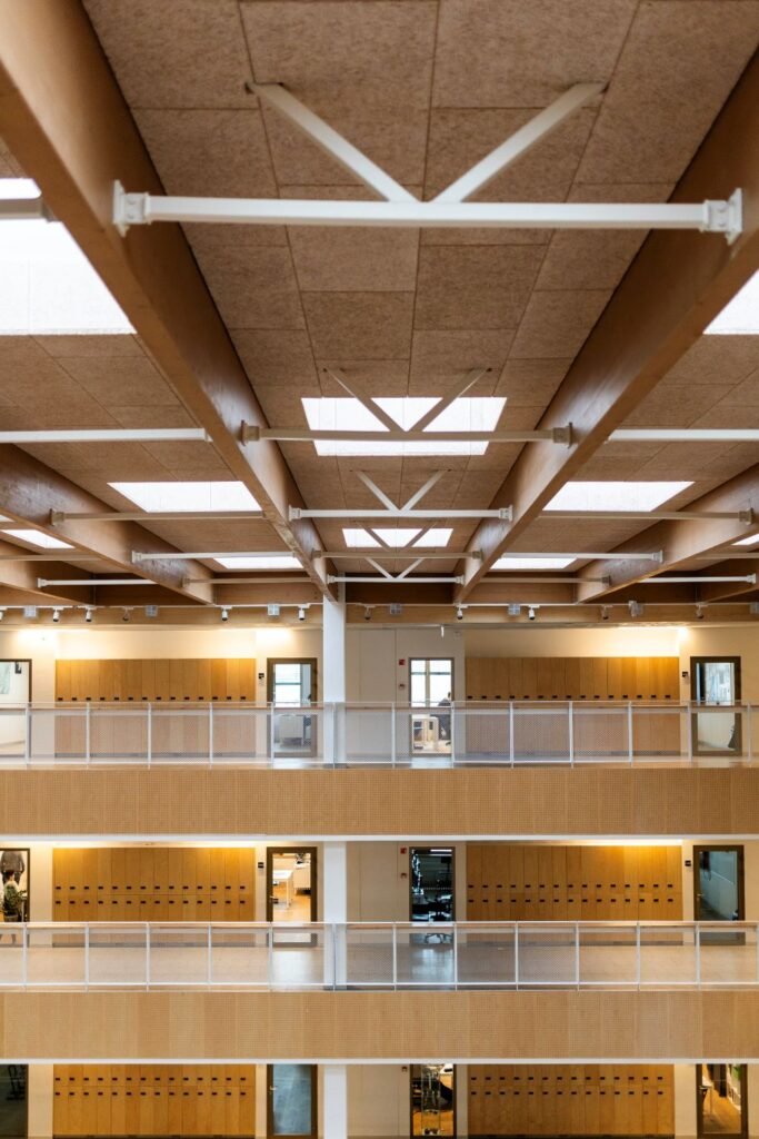 Vilnius – pirmasis Baltijos šalyse: BREEAM sertifikatai suteikti viešojo sektoriaus mokyklai ir darželiui 5 Natūralus apšvietimas lubose ir akustinės lubų plokštės. Pilaitės gimnazija