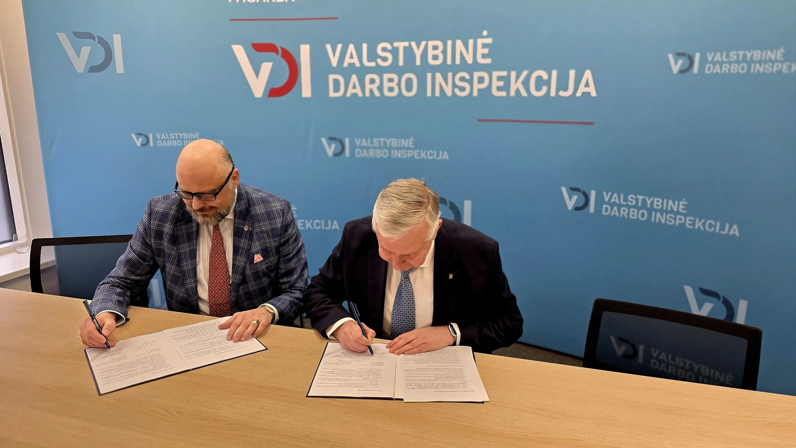 VDI ir NETA partnerystė stiprina pramonės saugos standartus 2 VDI ir NETA partnerystė - institucijų atstovų pasirašymas