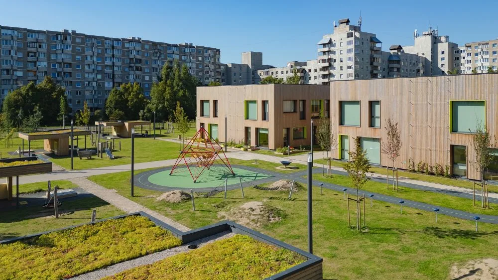 Vilnius – pirmasis Baltijos šalyse: BREEAM sertifikatai suteikti viešojo sektoriaus mokyklai ir darželiui 2 Lopšelis-darželis „Vydūnėlis“. Apželdinti stogai.