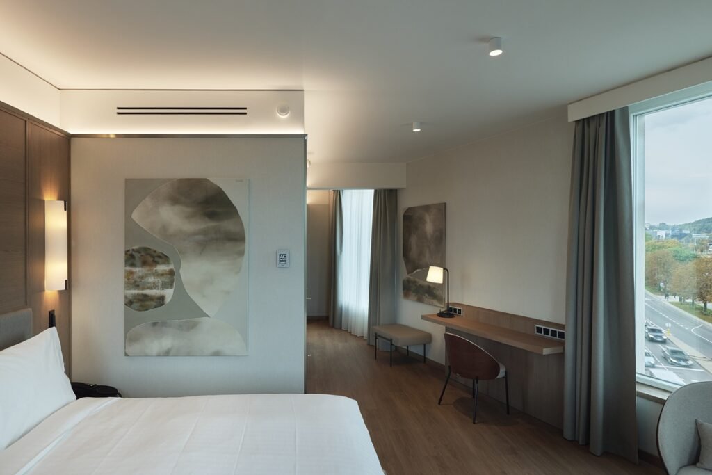 AC Hotel by Marriott Vilnius“: laikui nepavaldus viešbučio interjeras 22 nordinaryarchitects achotelvilnius ©Norbert Tukaj 5473