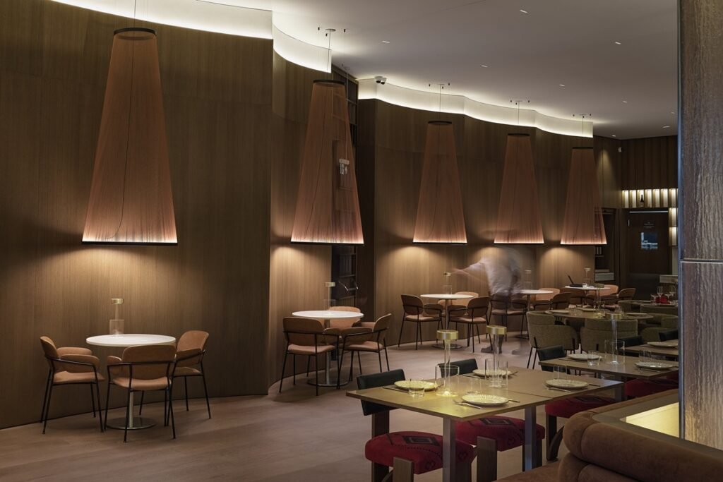 AC Hotel by Marriott Vilnius“: laikui nepavaldus viešbučio interjeras 2 nordinaryarchitects achotelvilnius ©Norbert Tukaj 5634