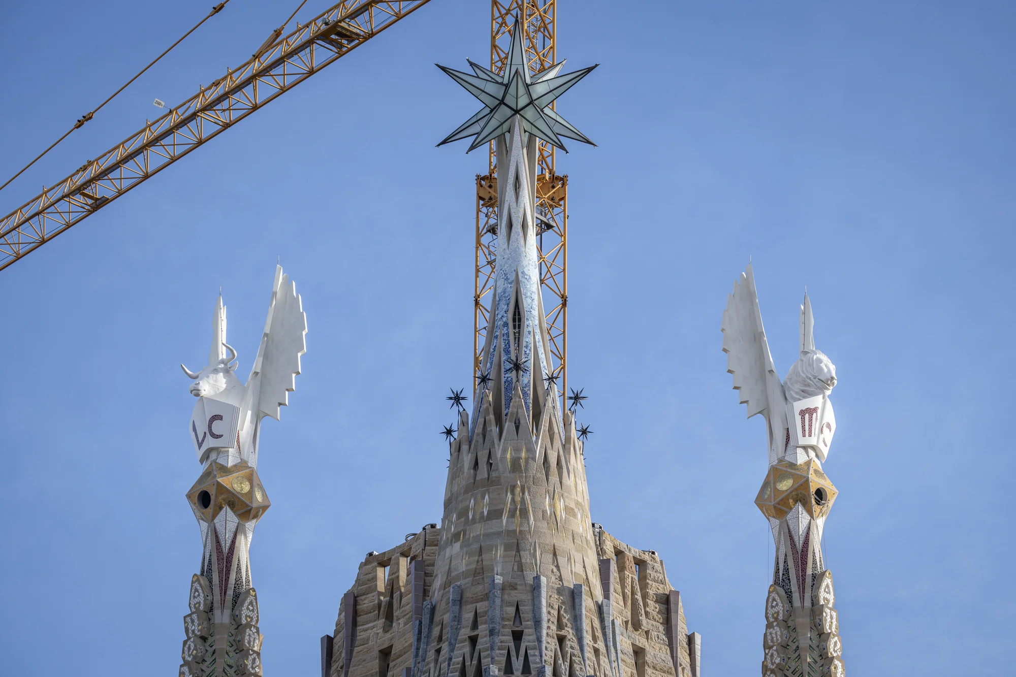 „Sagrada Familia“ tapo aukščiausia bažnyčia pasaulyje – bokšto kryžius pasiekė 172,5 m 5 „Sagrada Familia“