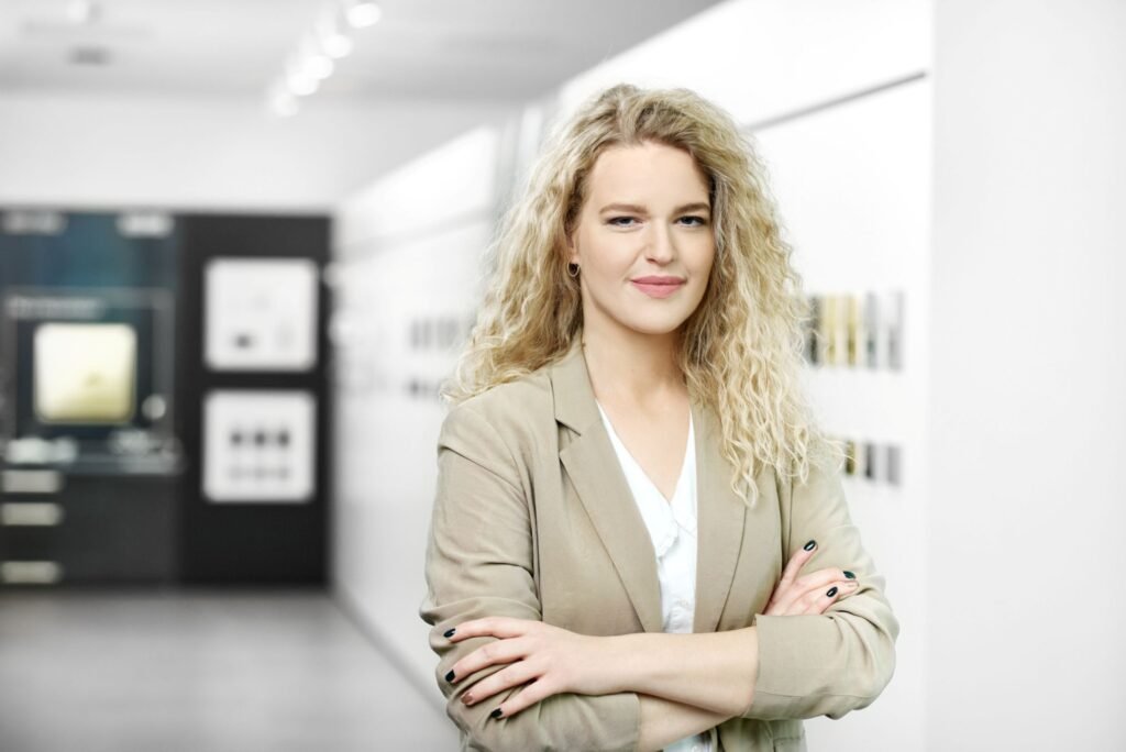 Kaip kuriamas interjero komfortas: apšvietimas, medžiagos ir spalvos 2 Greta Bindokaite JUNG nuotr