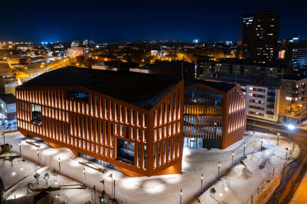 „Hanza“ verslo centras Klaipėdoje: miestiečiams grąžinta erdvė 23 „Hanza“ verslo centras – vakaro apšvietimas