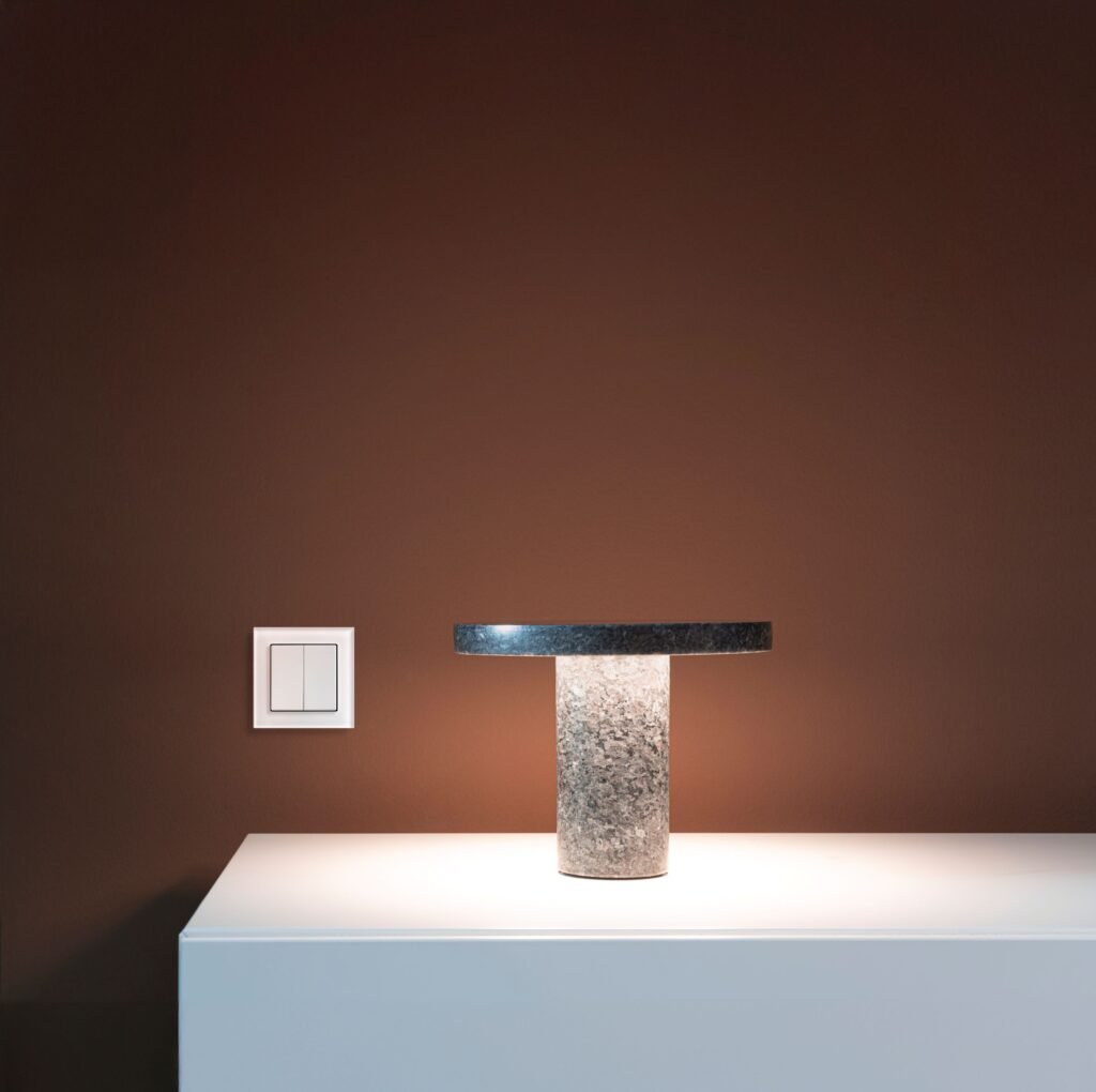 Kaip kuriamas interjero komfortas: apšvietimas, medžiagos ir spalvos 3 Jungiklis ir namų apšvietimas