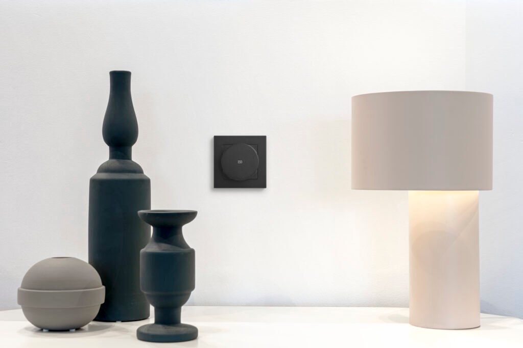 Naujienos JUNG asortimente – dar komfortiškesniems ir išmanesniems namams 5 Magnetinis JUNG įkroviklis. Michael Sandmaier nuotr.