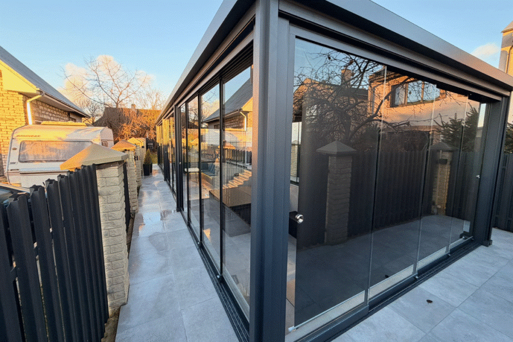 Populiariausi pergolų tipai: kas tinka Lietuvos klimato sąlygomis? 2 Nordin.lt projektas – įstiklinta pergola