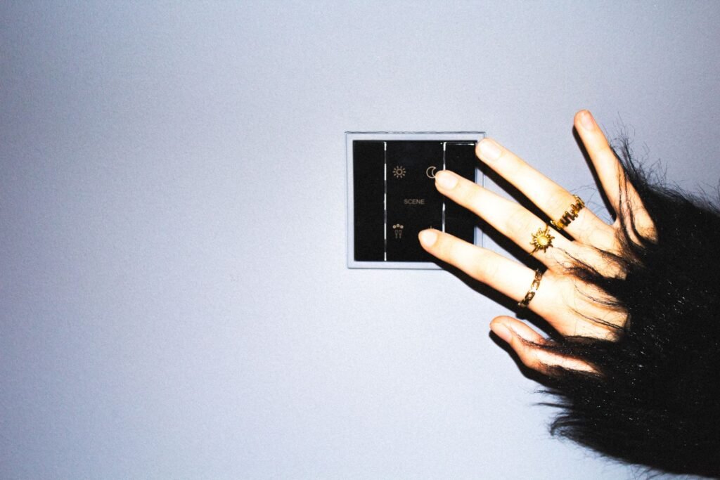 Kaip kuriamas interjero komfortas: apšvietimas, medžiagos ir spalvos 5 Spalvos veikia nuotaika © Photo JUNG Vilnius