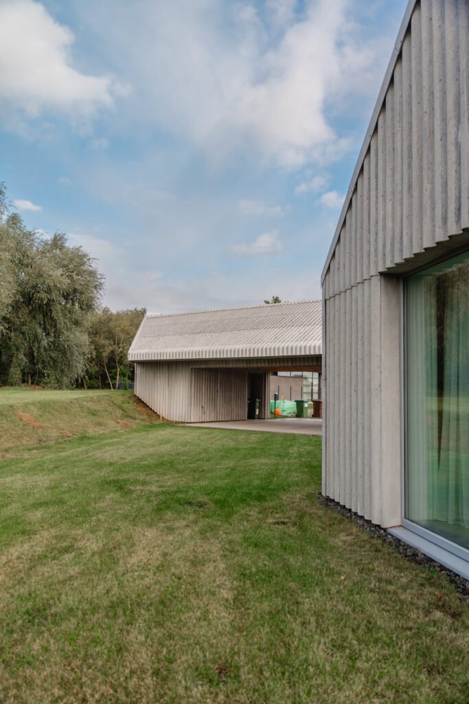 Už standarto ribų: vientisa banguotųjų stogo ir fasado lakštų architektūra 11 Individualus namas Kaune – banguotų lakštų stogas.