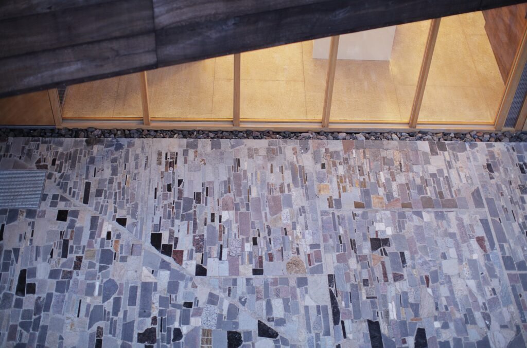 Inovacijos architektūroje naudojant tikras, tvarias ir laiko patikrintas medžiagas 9 Individualaus namo grindinio mozaikai suformuoti panaudotos granito atraižų atliekos. Arch. Mantas Peteraitis