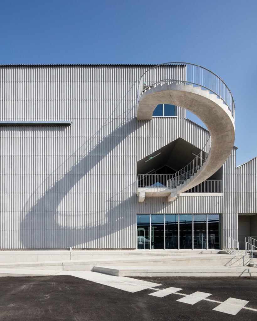 Už standarto ribų: vientisa banguotųjų stogo ir fasado lakštų architektūra 2 „Eternit“ banguotieji lakštai ir „Cedral“ dailylentės