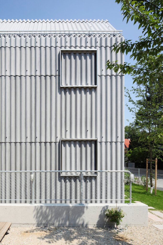 Už standarto ribų: vientisa banguotųjų stogo ir fasado lakštų architektūra 3 doppelhaus munchen zfh stefanmeyer 2