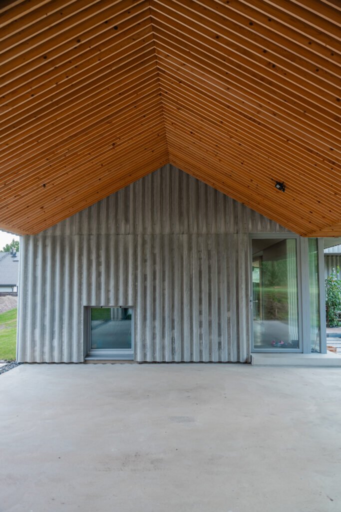 Už standarto ribų: vientisa banguotųjų stogo ir fasado lakštų architektūra 12 Individualus namas Kaune – banguotų lakštų stogas.