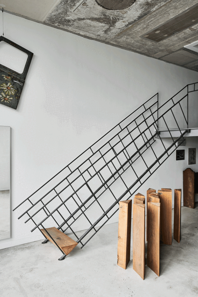 Inovacijos architektūroje naudojant tikras, tvarias ir laiko patikrintas medžiagas 5 Gravitacijos jėgos laikomos pakopos „Miškinių“ lofte. Arch. Mantas Peteraitis