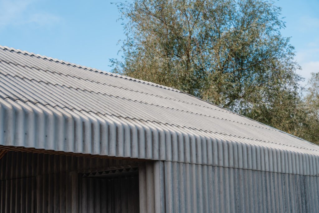 Už standarto ribų: vientisa banguotųjų stogo ir fasado lakštų architektūra 10 Individualus namas Kaune – banguotų lakštų stogas.