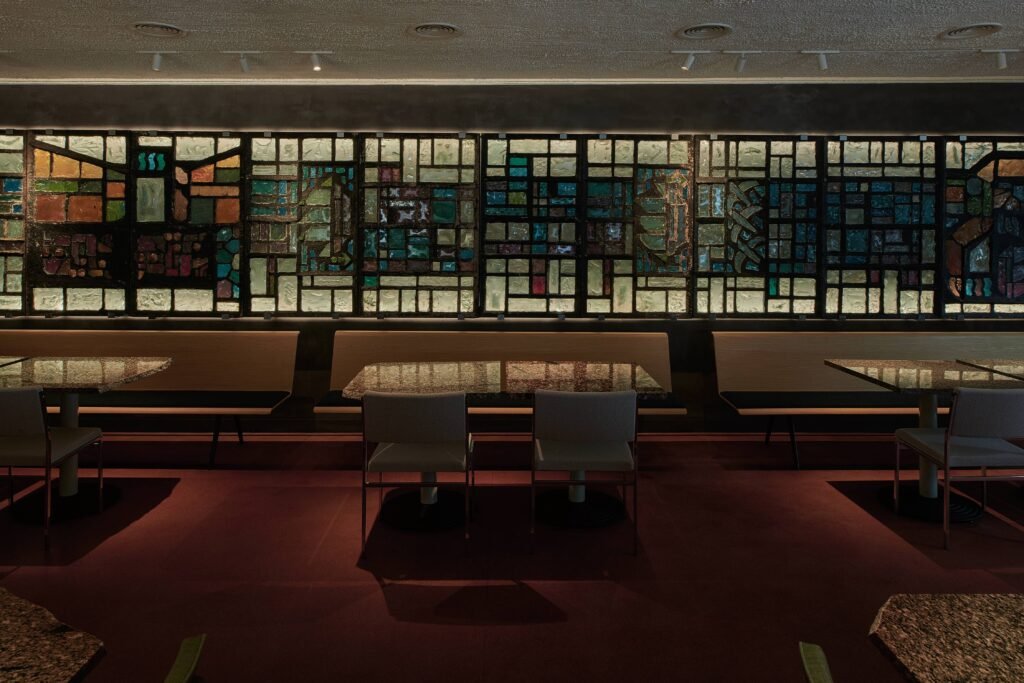 Inovacijos architektūroje naudojant tikras, tvarias ir laiko patikrintas medžiagas 4 Restorano ir pirties klubo interjerą praturtino iš griaunamo statinio Klaipėdoje išgelbėtas luitinis vitražas, pritaikyti restauruoti baldai. Arch. Mantas Peteraitis