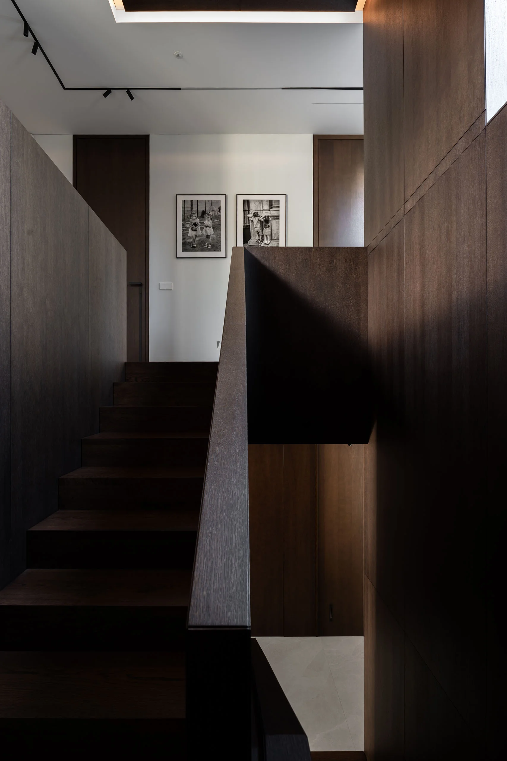 Tarp vėjo, šviesos ir laiko: gyvenamasis namas Klaipėdos pajūryje 7 Individualus namas Klaipėdoje. Interjeras, laiptinė