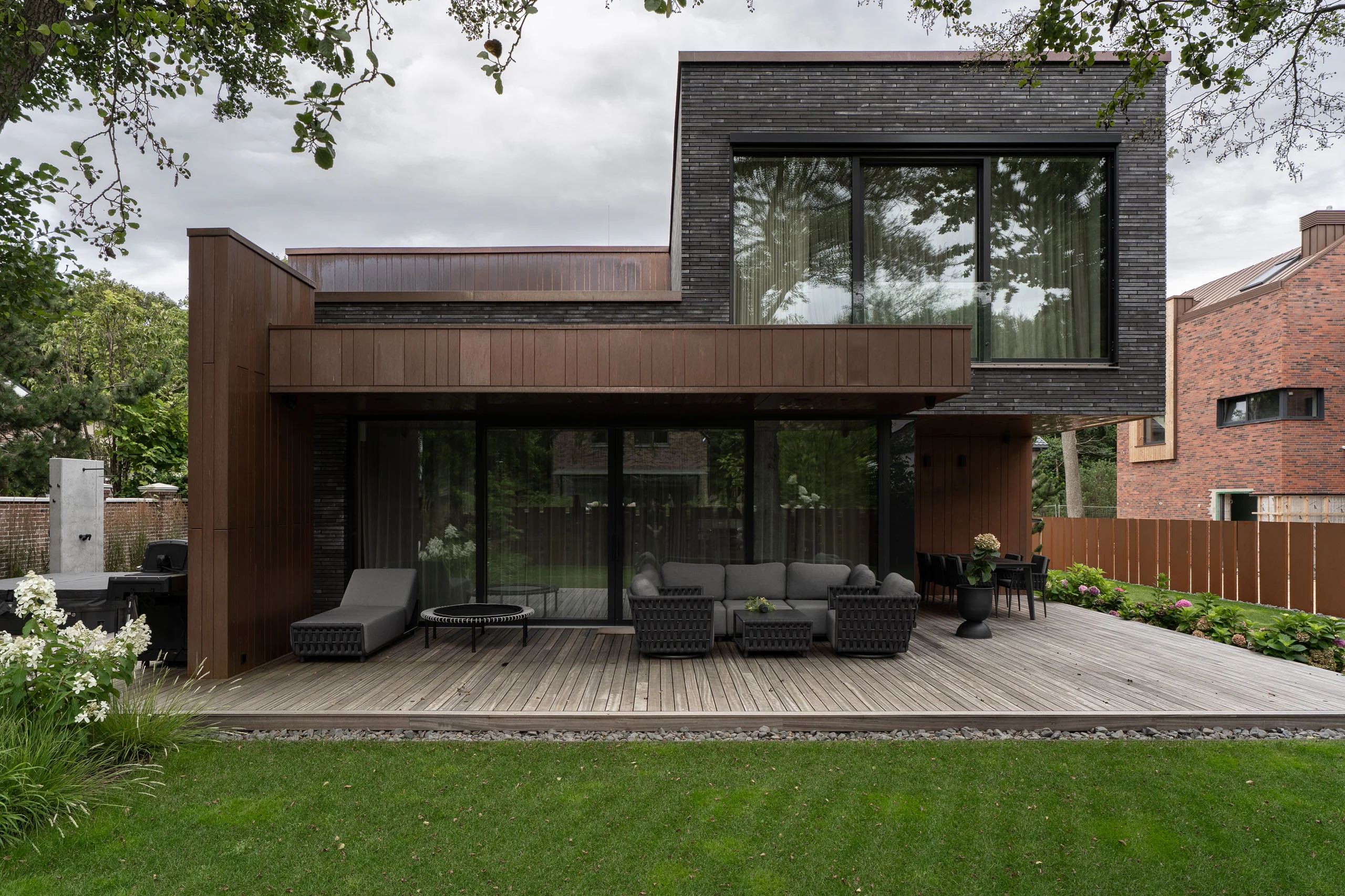 Tarp vėjo, šviesos ir laiko: gyvenamasis namas Klaipėdos pajūryje 1 Individualus namas Klaipėdoje. Eksterjeras fasadas ir langai, vidinis kiemas