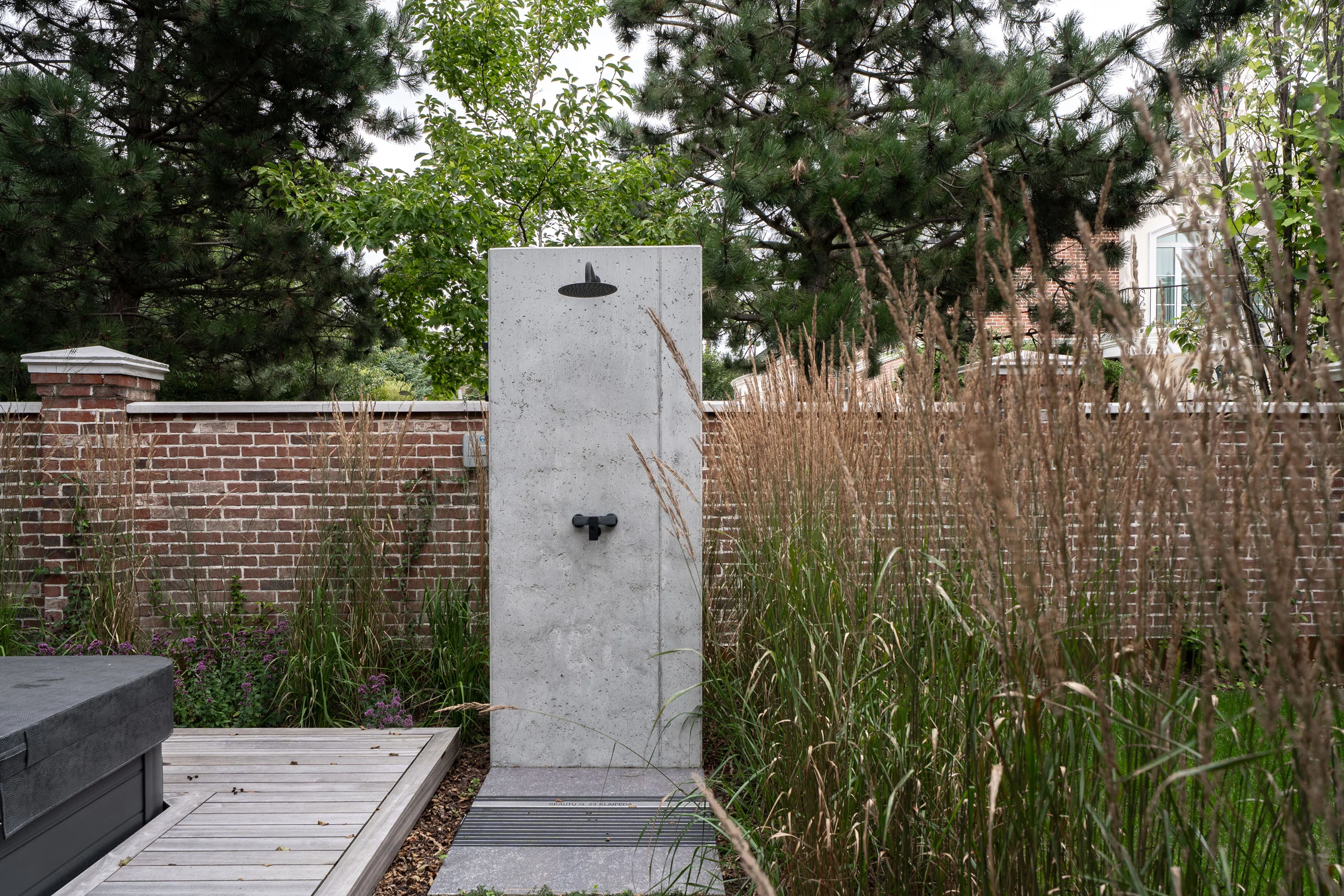 Tarp vėjo, šviesos ir laiko: gyvenamasis namas Klaipėdos pajūryje 4 Individualus namas Klaipėdoje. Eksterjeras - vidinis kiemas su atviru dušu