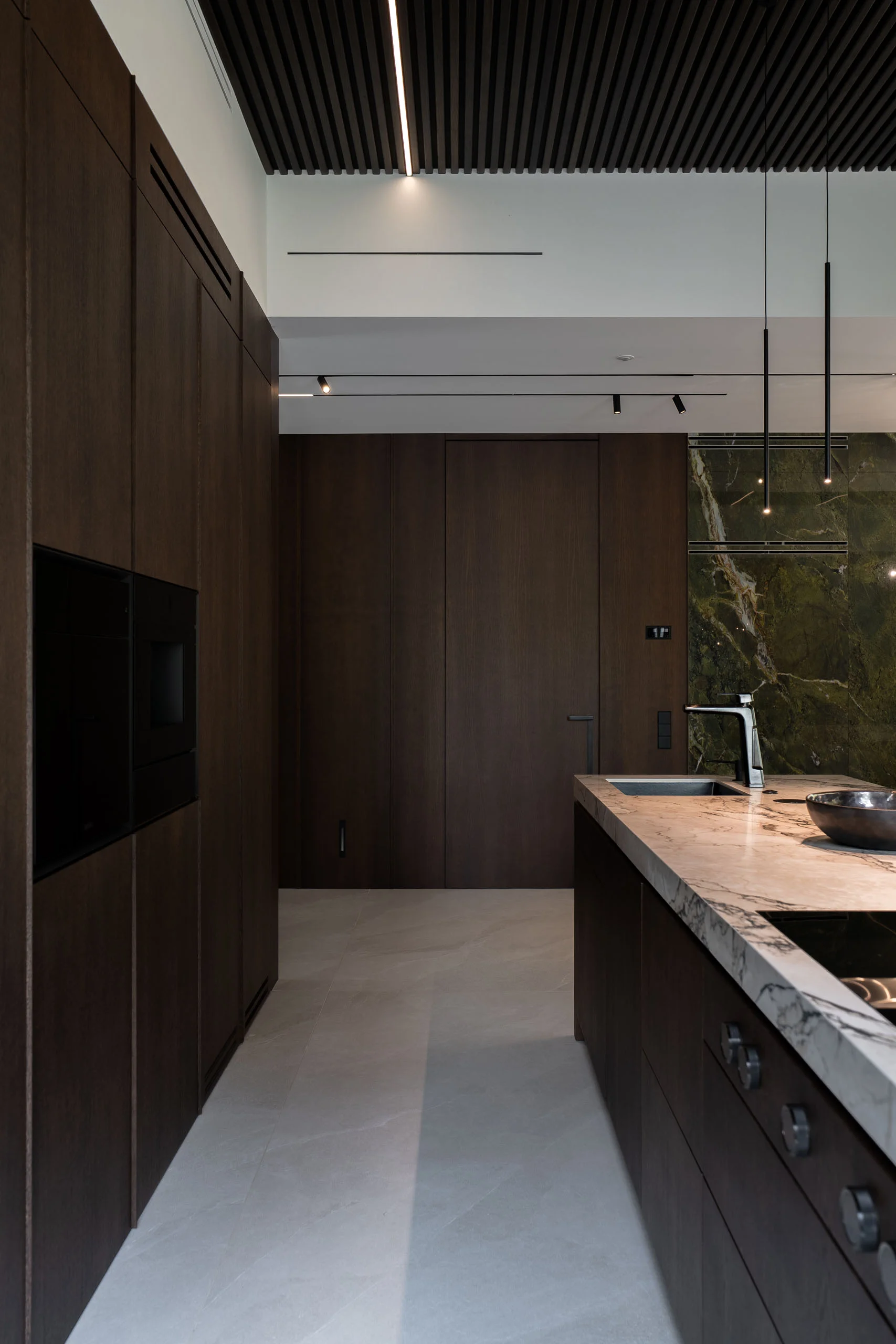 Tarp vėjo, šviesos ir laiko: gyvenamasis namas Klaipėdos pajūryje 6 Individualus namas Klaipėdoje. Interjeras, virtuvė