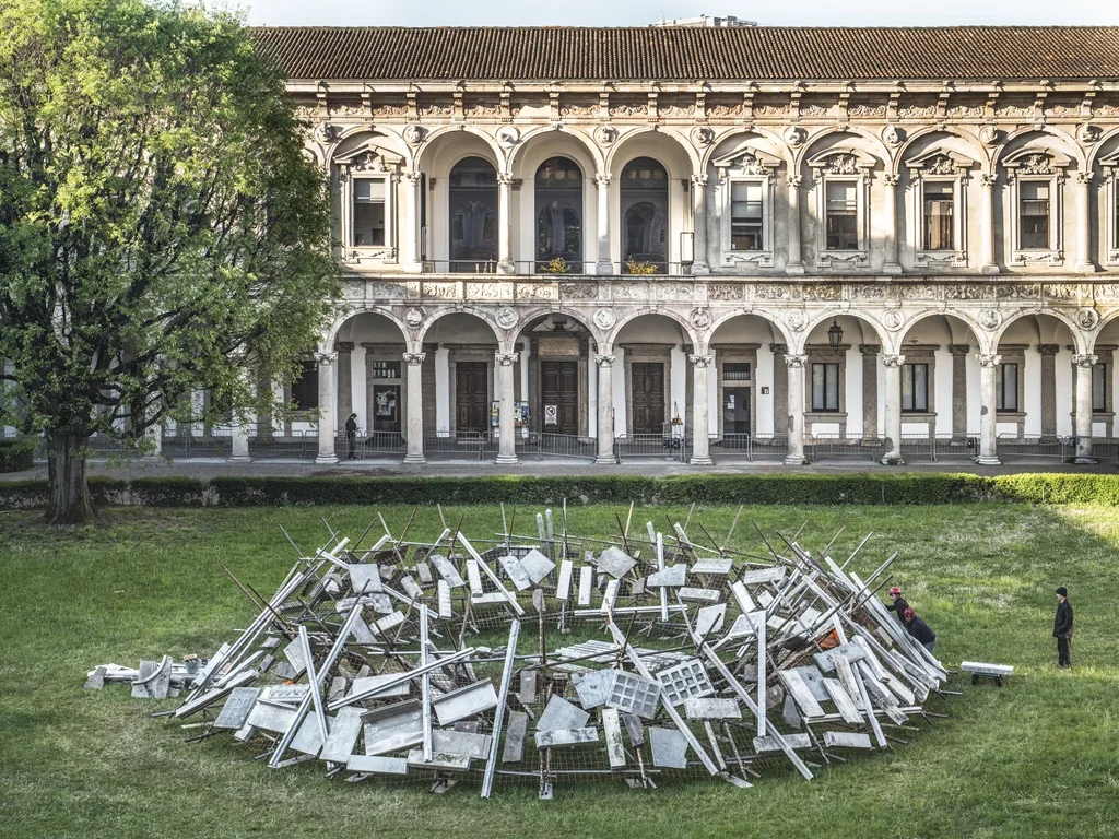 Lietuvos inicijuotas Ukrainos mokyklų atkūrimo projektas įkvėpė MATER, vieną reikšmingiausių Milano dizaino savaitės instaliacijų 3 ©FILIPPO ROMANO progetto MATER 2026 SALONE INTERNI SCANDURRA STUDIO03